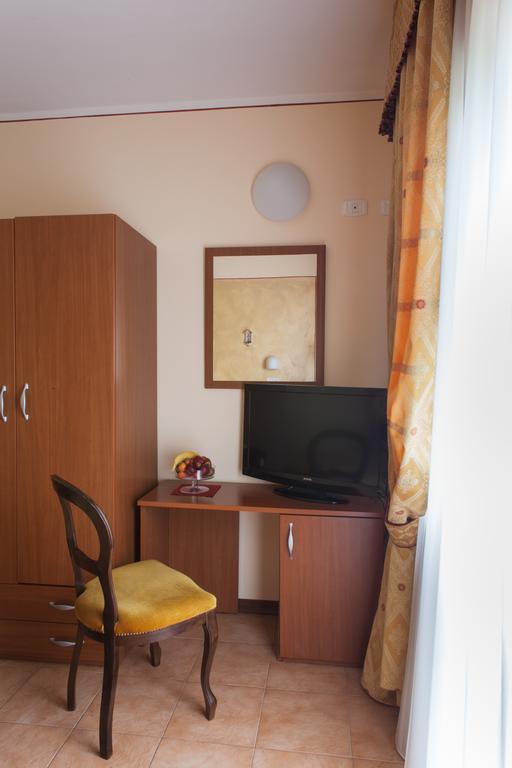 Hotel Fabbrini Абадиа Сан Салваторе Стая снимка