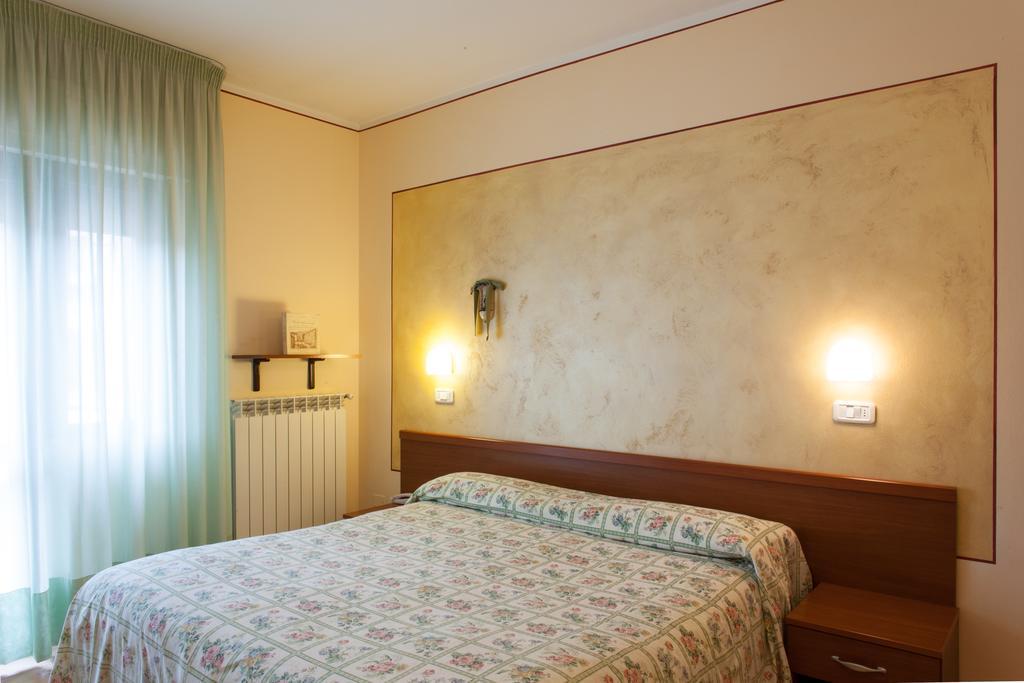 Hotel Fabbrini Абадиа Сан Салваторе Стая снимка